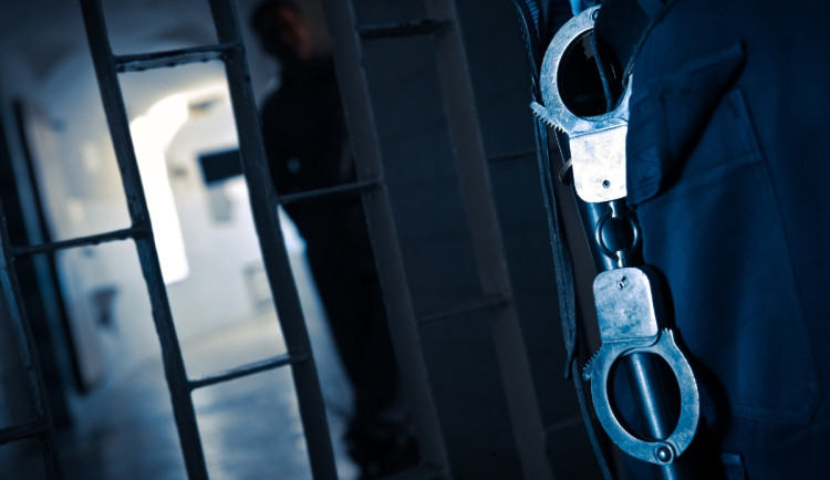 Čtyřikrát odsouzený muž opět ve vazbě. Kradl kvůli penězům na drogy
