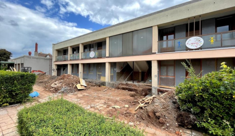 Rekonstrukce MŠ Dráček v Trutnově: Zateplení, nové zasklení a moderní technologie pro lepší prostředí