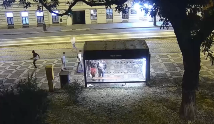 VIDEO: Parta dětí napadla u hlavního nádraží bezdomovce. Před policií odvahu ztratily