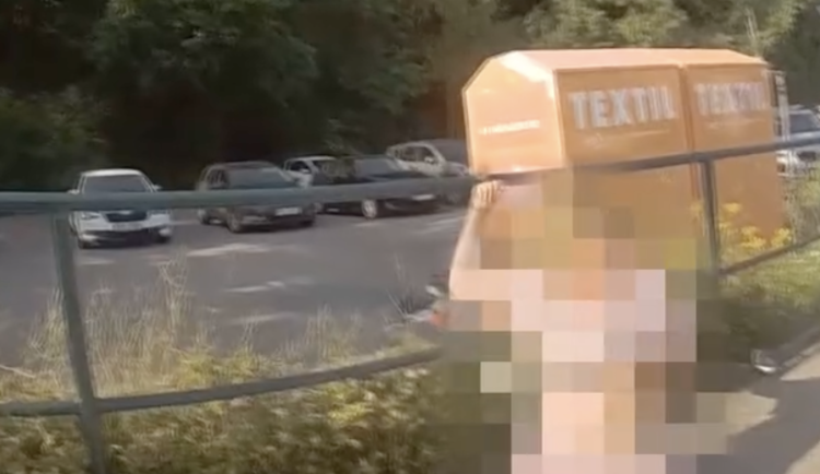 VIDEO: Sjetá žena blokovala vlastním tělem autobus. Museli ji připoutat k zábradlí