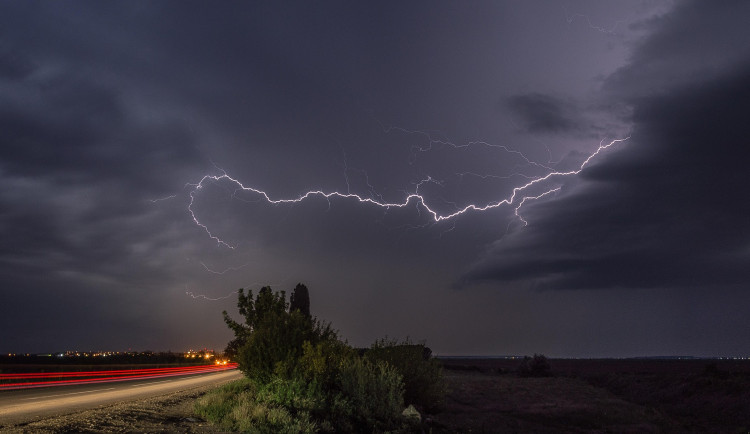 Dnes a zítra hrozí bouřky, meteorologové varují i před možnou přívalovou povodní
