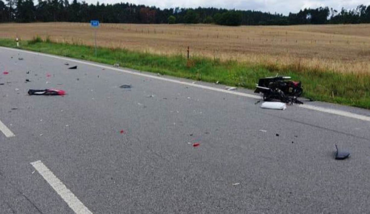 Tragická nehoda na Třebíčsku. Řidič na skútru na místě podlehl svým zraněním