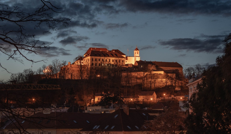 Mladý pár v Brně zaskočil personál hotelu, na střeše se kochal romantickou vyhlídkou