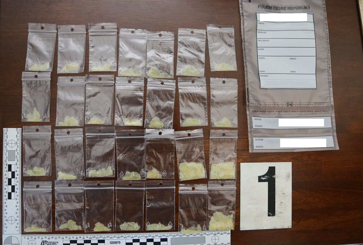 Senior dealerem pervitinu. Kriminalisté z Jeseníku zatkli jednasedmdesátiletého muže