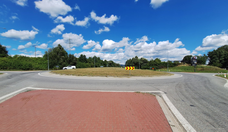 Pozor v Lipníku nad Bečvou. Kvůli opravám děr se zavírá okružní křižovatka