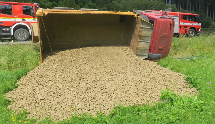 Kamion na úzké silnici u Hanušovic začal předjíždět Tatru plnou kamene. Skončila převrácená na boku
