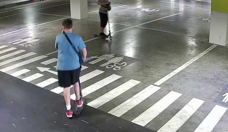 Garáže ve Stodůlkách poničili sprejeři. Policie hledá partu dětí na koloběžkách