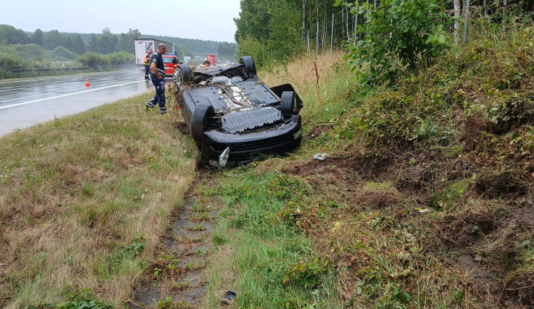 Řidič vylétl z dálnice D5 a skončil na střeše, byl opilý