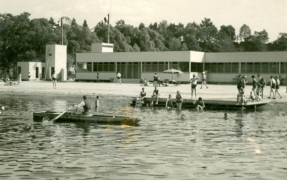 Jižní křídlo hlavní budovy koupaliště U českého mlýna na pravém břehu řeky Jihlavy v meziválečných letech