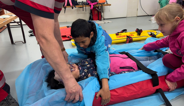 Hlídejte si své děti, apelují záchranáři na rodiče. Opakovaně vyjíždí k úrazům na hřištích