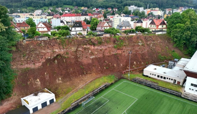 Trutnov pokračuje v zabezpečení skalní stěny nad sportovištěm. Hotovo bude do dvou let