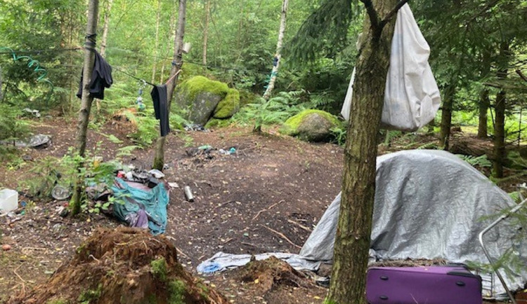 Kolonie bezdomovců na Proseči zmizela. V lese zůstaly dvě tuny odpadu