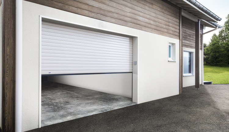 Letní dovolené lákají zloděje k vloupání do domů a chat. Odradit je může výstraha systému chytré domácnosti