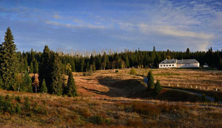 Mrazivé ráno na Šumavě, teplota na Březníku klesla na 0,8 stupně Celsia
