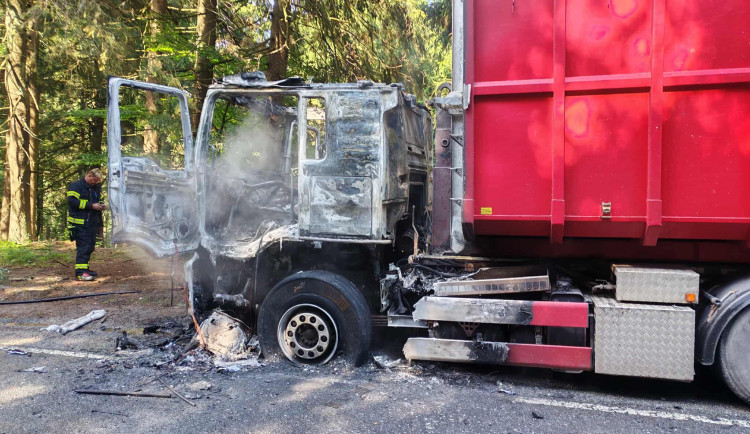 Cestu přes Orlické hory zbrzdil požár kamionu, řidiči u Šerlichu nabírali skluz