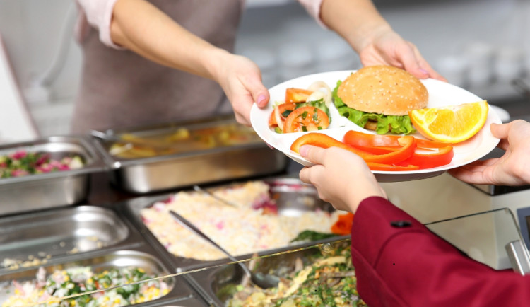 Projekt Potravinová pomoc dětem v sociální nouzi pokračuje i v hradeckém kraji