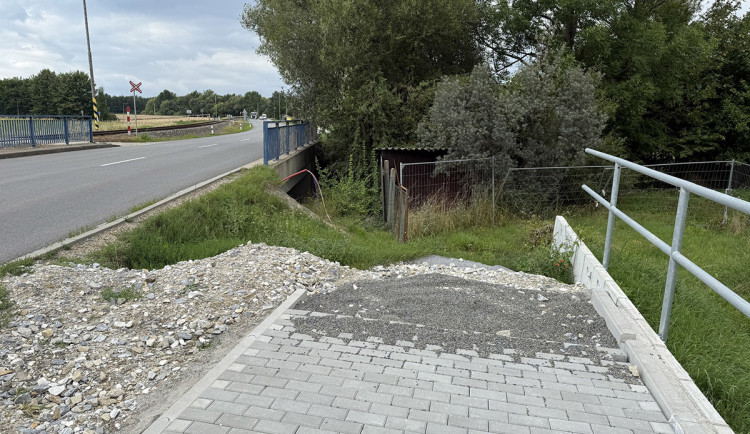 Cyklostezka s překážkami. Litovel u klíčového projektu čeká na výstavbu mostků