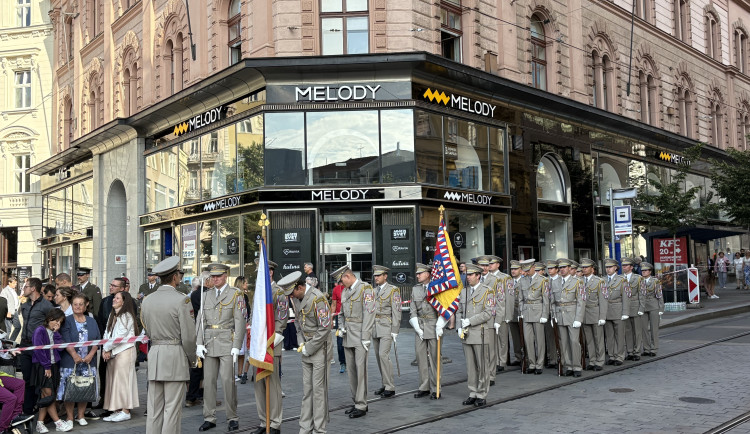 Gripeny na pozdrav, meč na rameno. Univerzita obrany vyřadila nové důstojníky
