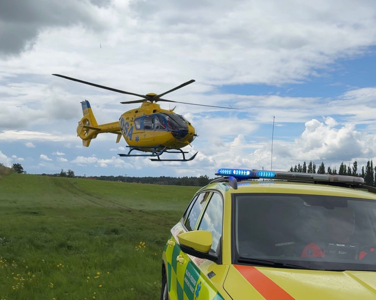 Cyklista spadl z mostku do koryta potoka. Do nemocnice ho transportoval vrtulník