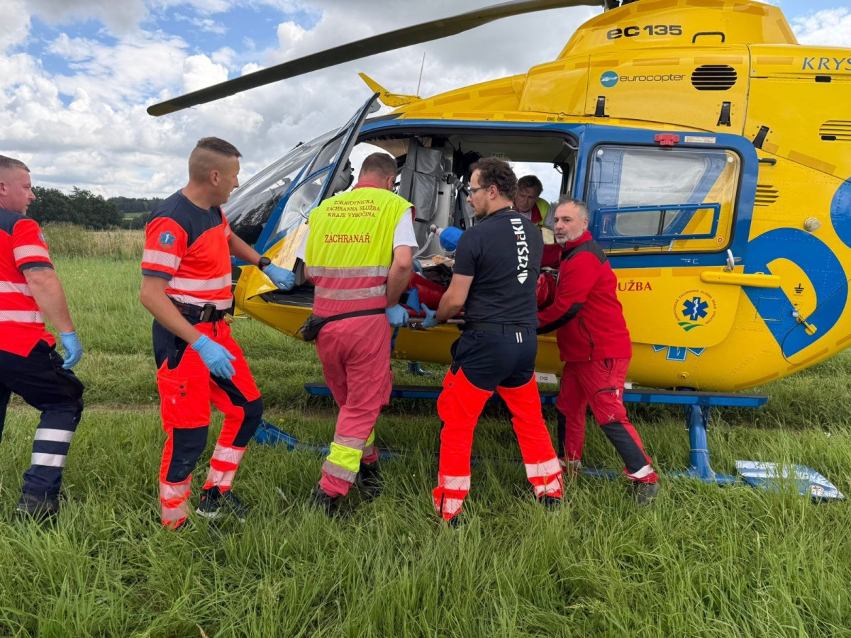 Cyklista spadl z mostku do koryta potoka. Do nemocnice ho transportoval vrtulník