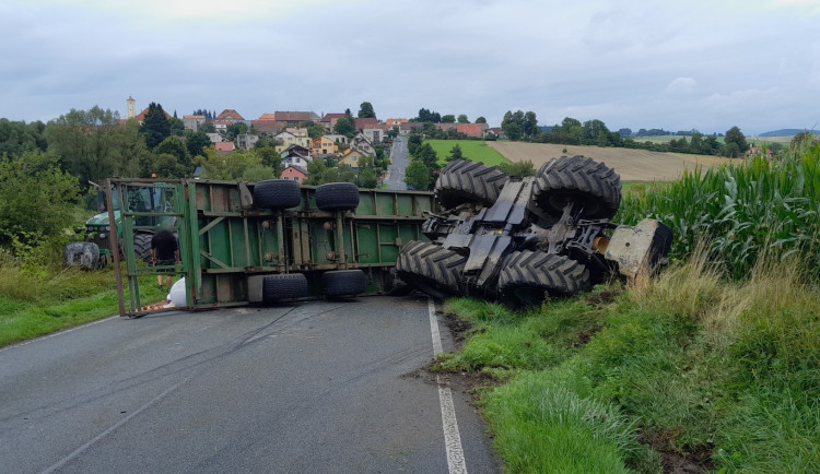 Převrácený traktor s vlekem zcela zablokoval provoz na silnici u Plánice