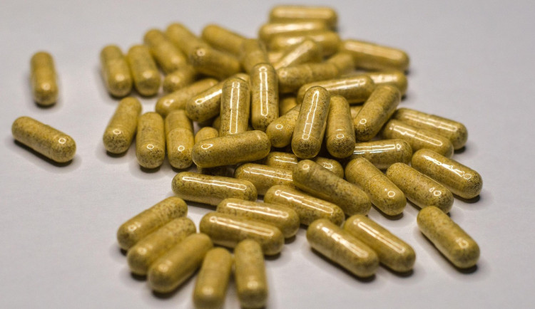 Závislosti mladých Čechů se mění. Alkohol nahradily sociální sítě nebo kratom