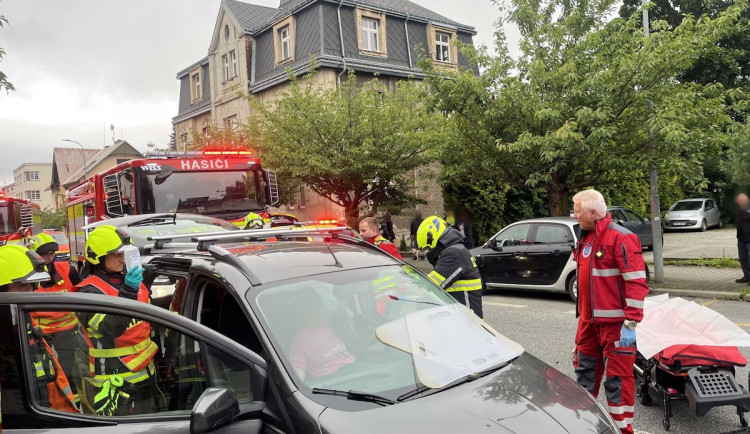 Srážka aut ve Zhořelecké ulici. Dva zranění, žena zůstala v autě zaklíněná