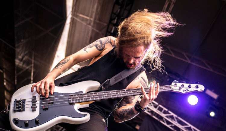 Josefov je plný policejních hlídek, míří sem tisíce fanoušků tvrdé muziky