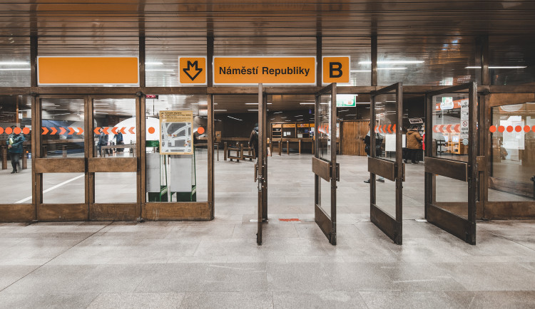 Ve stanici Náměstí Republiky spadla žena pod metro, vyvázla bez zranění