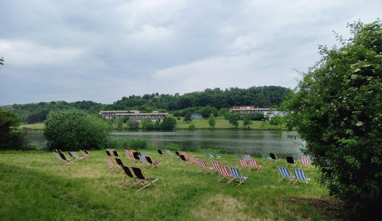 Hygienici varují před koupáním ve Džbánu, je v něm masivní výskyt sinic