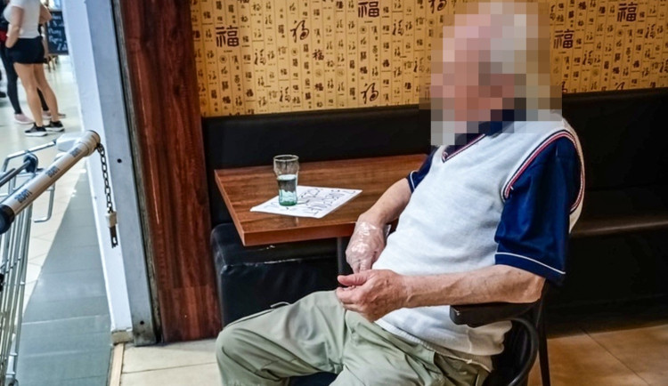 Bolí mě na hrudi, opakoval senior, kterému se udělalo špatně v hypermarketu