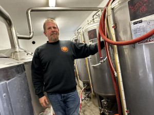 Američan z Kalifornie vaří v maličké obci u Plzně úspěšné pivo ve svém minipivovaru