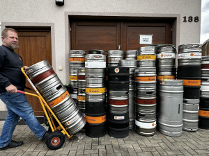 Američan z Kalifornie vaří v maličké obci u Plzně úspěšné pivo ve svém minipivovaru