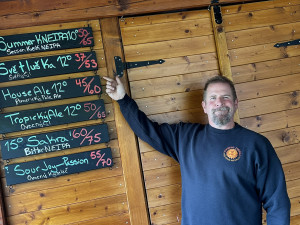 Američan z Kalifornie vaří v maličké obci u Plzně úspěšné pivo ve svém minipivovaru