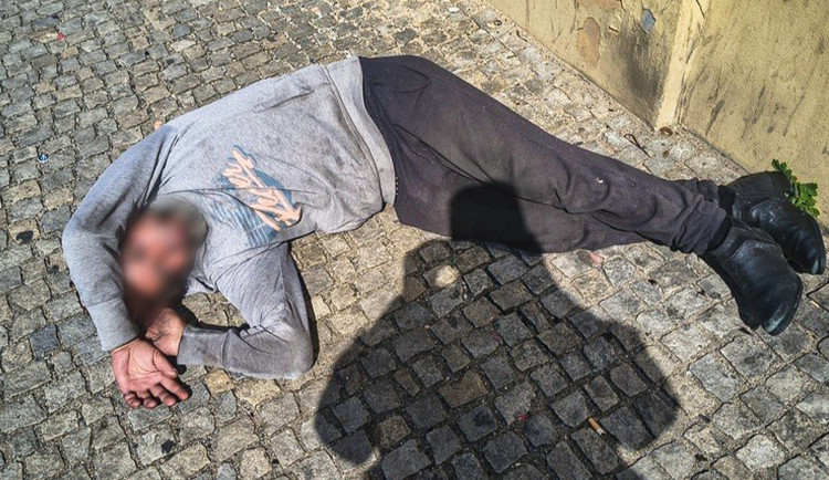 Muž ležel uprostřed chodníku jako mrtvola a děsil kolemjdoucí