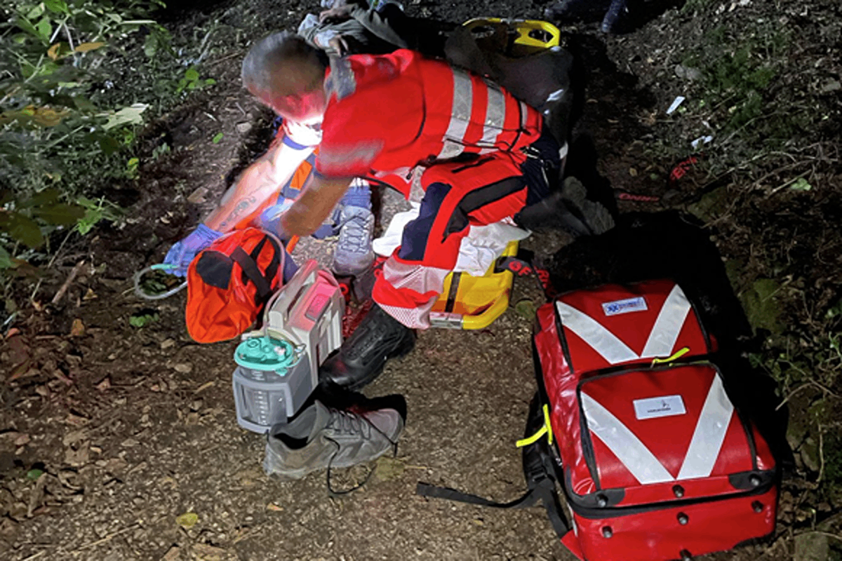 Zřítil se ze srázu a zlomil si nohu. Zraněného muže ve Znojmě zachránili kolemjdoucí