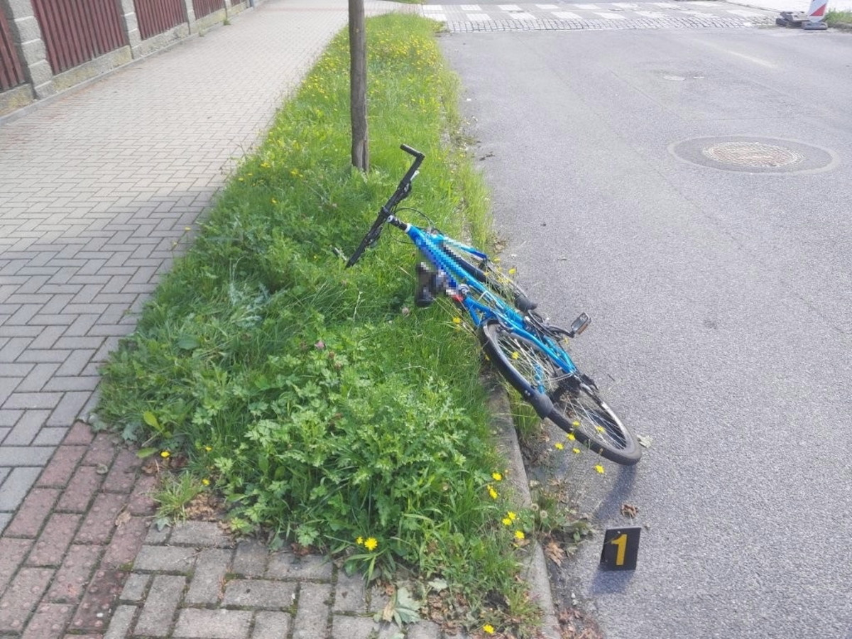 Senior spěchal pro oběd a havaroval na kole. Prudce zabrzdil a letěl přes řídítka