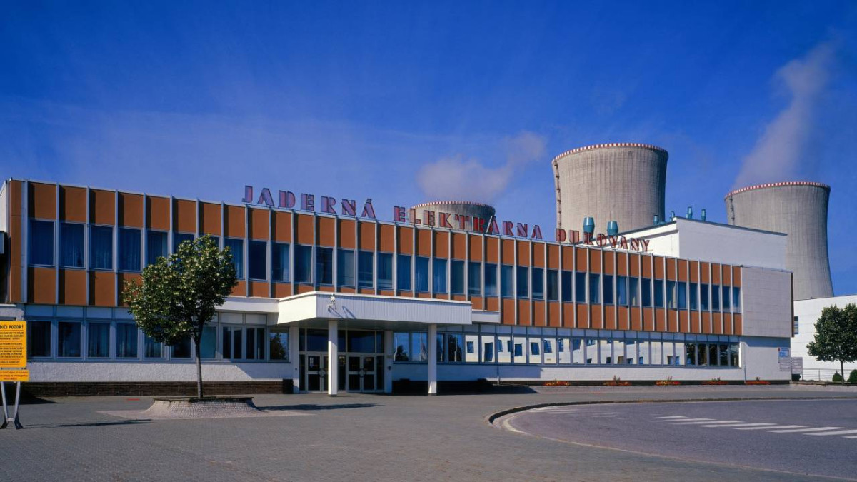 ČEZ v pololetí vydělal 16,7 miliardy, zvýšil výhled a investuje do jádra