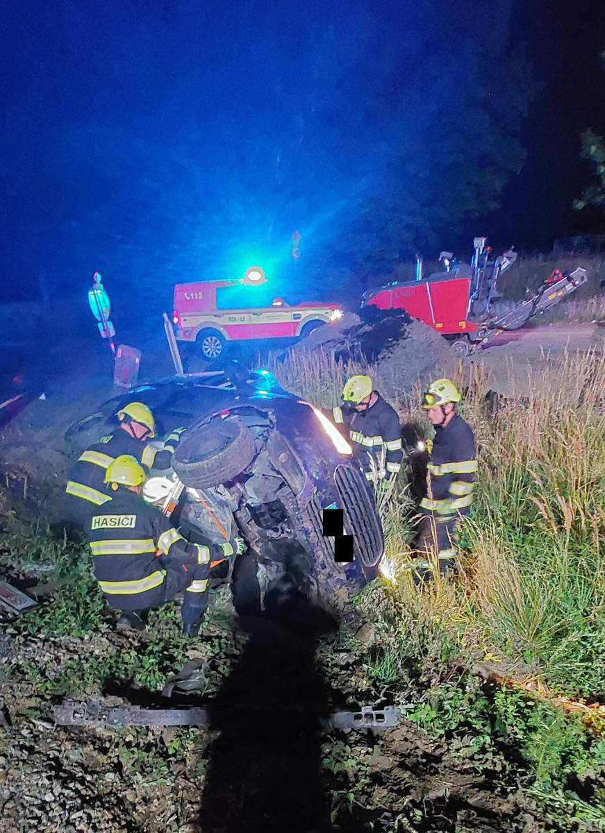 Noční nehoda v Heleníně. Senior za volantem se plně nevěnoval řízení