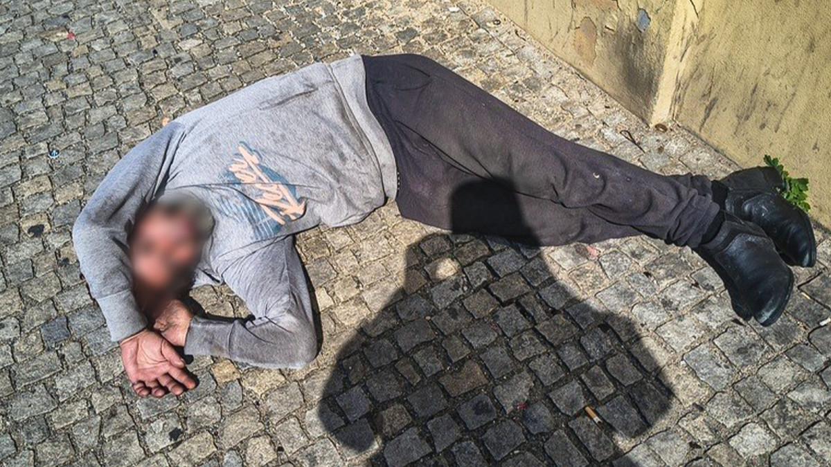 Muž ležel uprostřed chodníku jako mrtvola a děsil kolemjdoucí