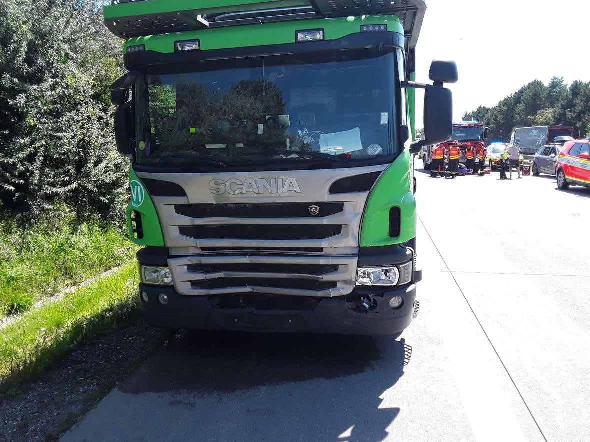 U Rebešovic se srazila tři auta. Kolize zastavila provoz na dálnici D2