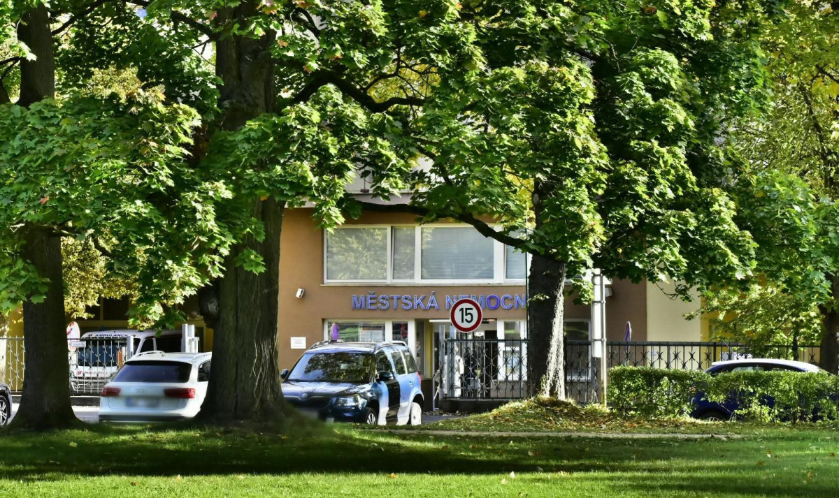 Mariánské Lázně otevřely parkoviště u nemocnice pro 43 aut. Vyšlo na 6,4 milionu