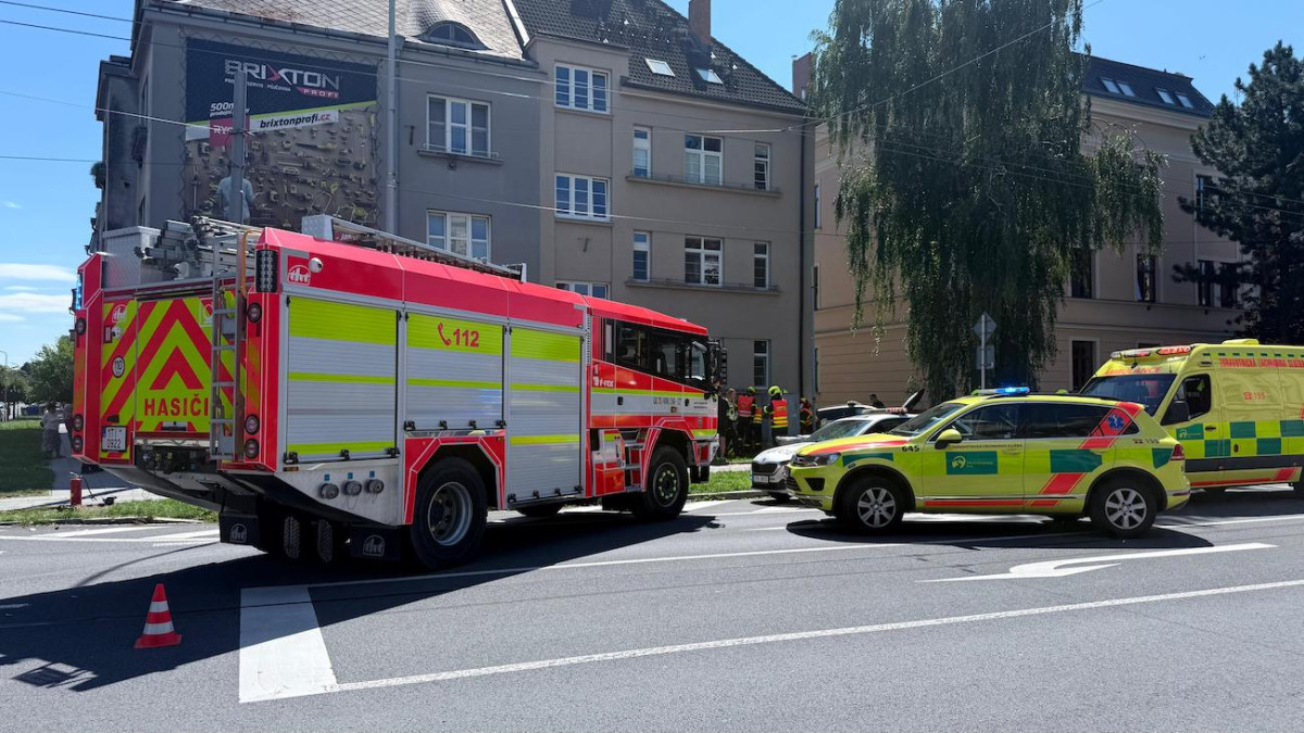 Pět zraněných v Opavě, policejní auto po srážce skončilo na chodníku