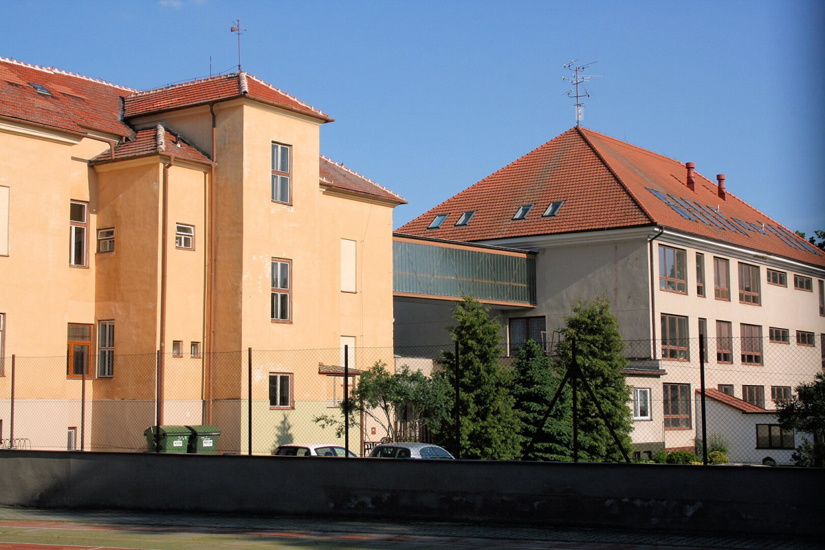 SŠ slavkov učebny za 98 mega