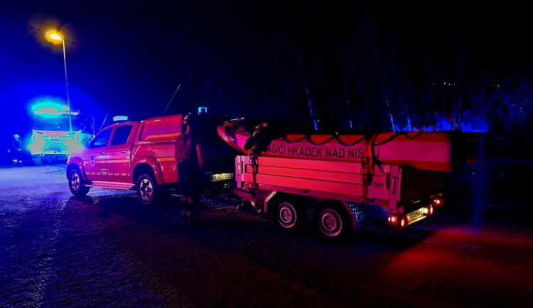 V noci uvízli na mole uprostřed Kristýny. Hasiči k záchraně použili šlapadlo