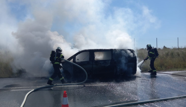 Na dálnici D11 bylo dopoledne pořádně horko, osobní auto tam skončilo v plamenech