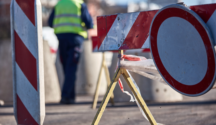 Silničáři otevřou hlavní tah do Orlických hor v Králové Lhotě. Autobusy stále s omezením