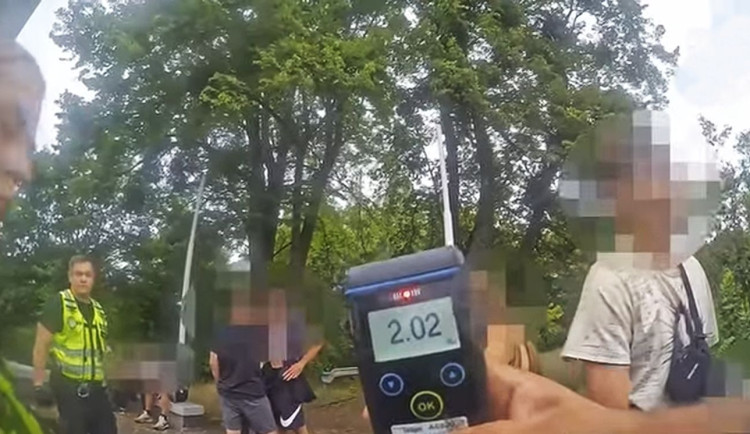Sedm mladistvých v parku popíjelo alkohol. Šestnáctiletá dívka nadýchala 2,02 promile