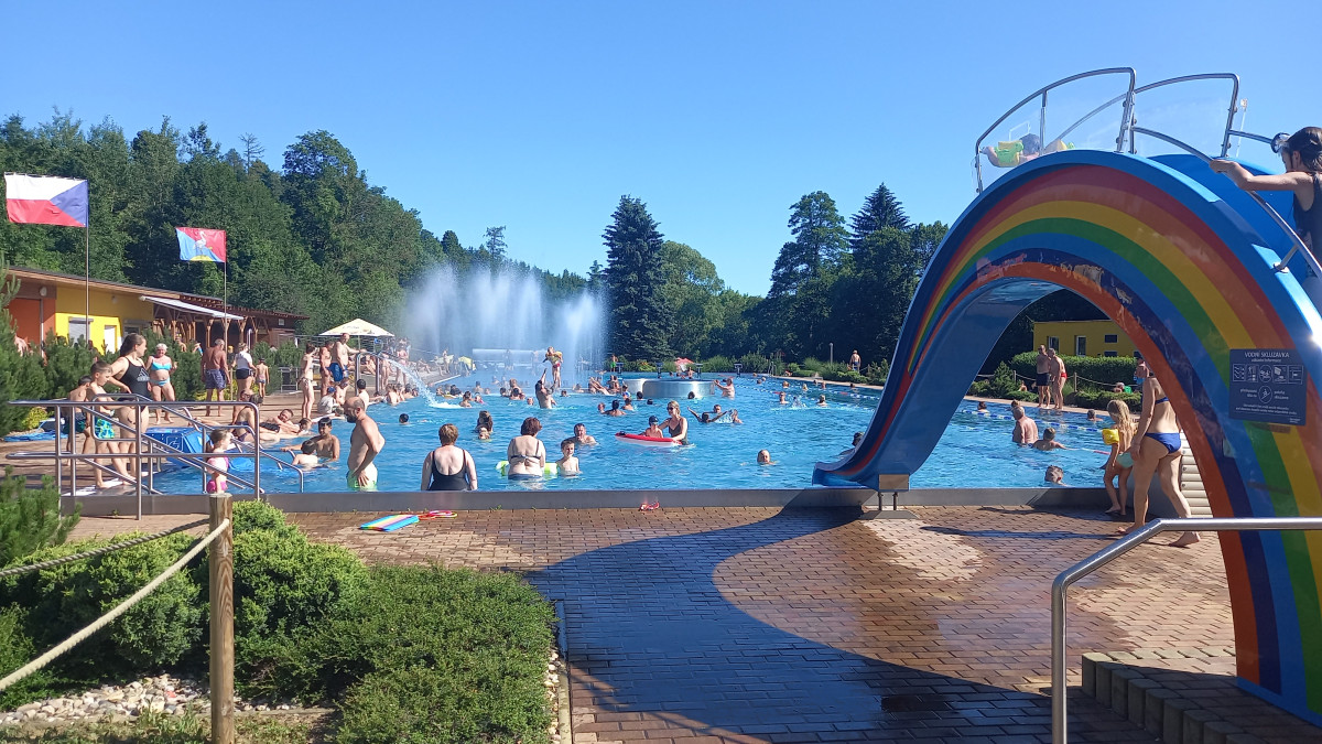 FOTO: Koupaliště v Lukách bylo v červenci čtrnáct dní zavřené, nyní opět ožilo
