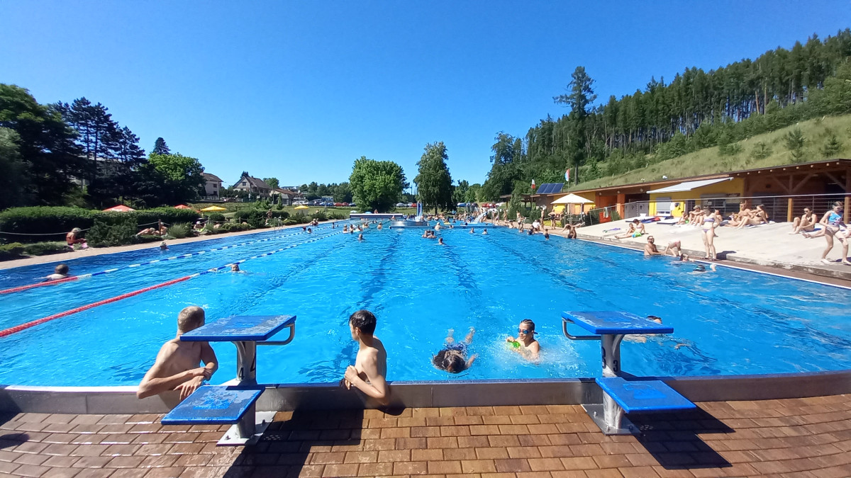 FOTO: Koupaliště v Lukách bylo v červenci čtrnáct dní zavřené, nyní opět ožilo